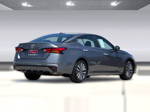 Used 2025 Nissan Altima 2.5 SV FWD image 3
