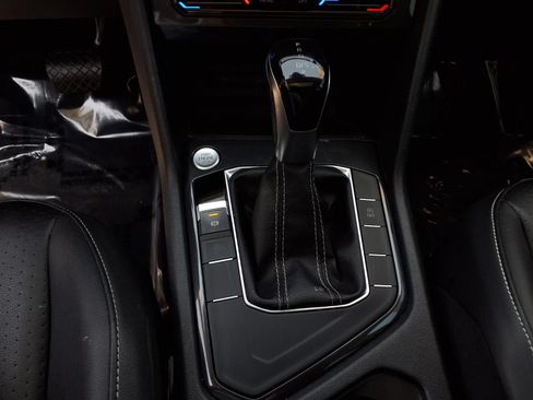 Used 2023 Volkswagen Tiguan SE w/ Panoramic Sunroof Package FWD image 12