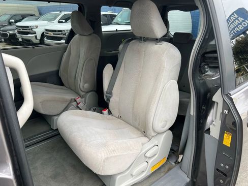 Used 2013 Toyota Sienna LE w/ Towing Pkg image 9