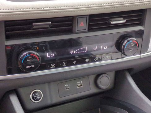 Used 2023 Nissan Rogue SV image 17