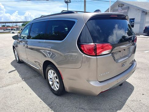 Used 2017 Chrysler Pacifica Touring-L FWD image 5
