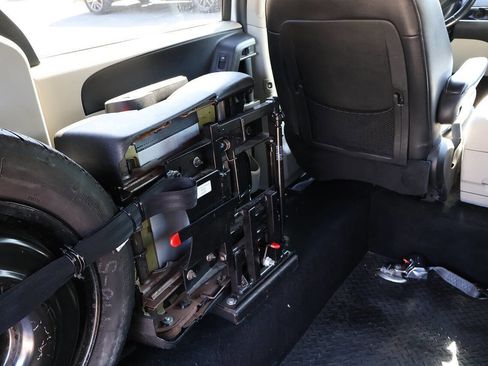 Used 2017 Dodge Grand Caravan SXT FWD image 6