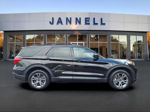 Used 2022 Ford Explorer XLT w/ Equipment Group 202A image 4