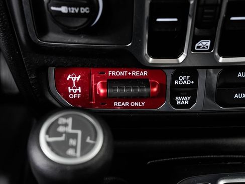 Used 2025 Jeep Wrangler Unlimited Rubicon w/ Convenience Group AWD/4WD image 21