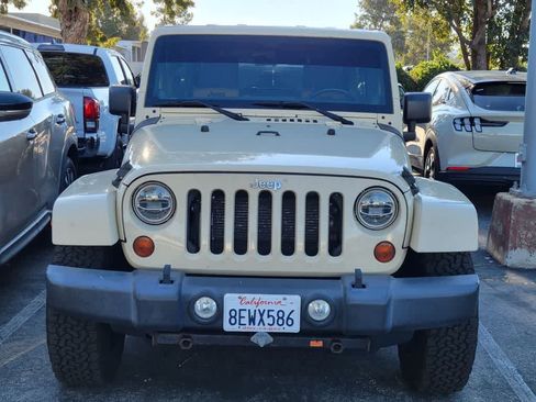 Used 2012 Jeep Wrangler Unlimited Sahara w/ Connectivity Group image 10