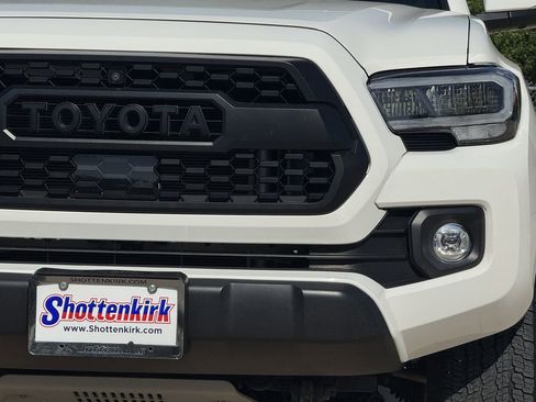 Used 2021 Toyota Tacoma TRD Off-Road w/ TRD Premium Off Road Package AWD/4WD image 8