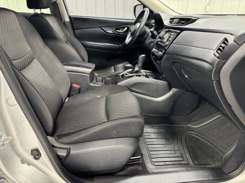 Used 2017 Nissan Rogue SV image 10