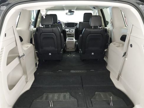 Used 2023 Chrysler Pacifica Touring-L FWD image 16