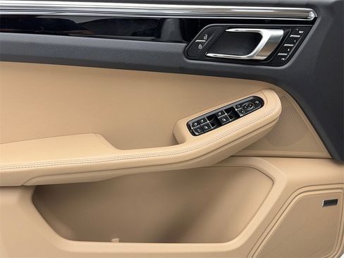 Used 2025 Porsche Macan Turbo image 37