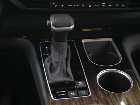 Used 2025 Toyota Sienna Limited image 21