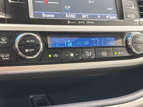 Used 2017 Toyota Highlander XLE AWD/4WD image 21