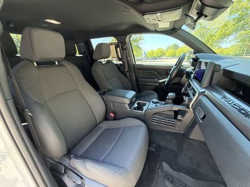 Used 2025 Toyota Tacoma SR5 AWD/4WD image 27