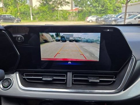 Used 2025 Chevrolet Trax LT w/ LT Convenience Package FWD image 19