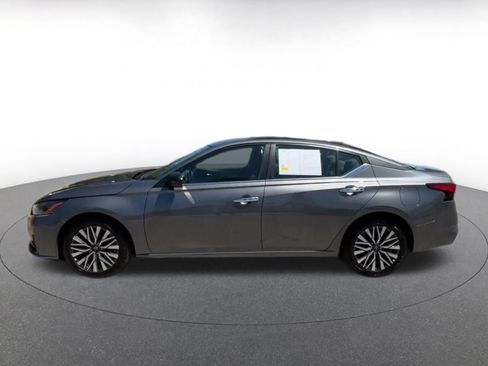 Used 2025 Nissan Altima 2.5 SV FWD image 9