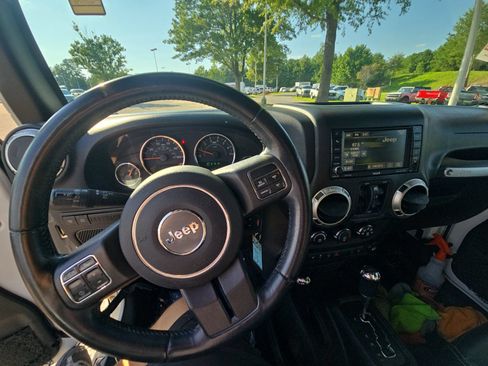 Used 2017 Jeep Wrangler Unlimited Rubicon w/ Connectivity Group AWD/4WD image 15