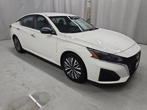 Used 2025 Nissan Altima 2.5 SV FWD image 8
