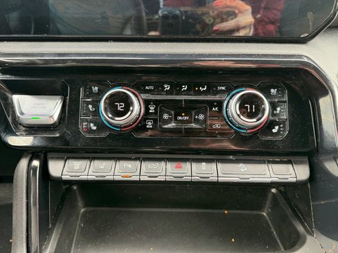 Used 2024 GMC Sierra 2500 AT4 image 20