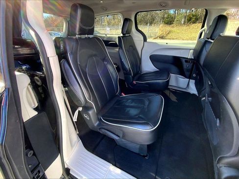 Used 2023 Chrysler Pacifica Limited image 22