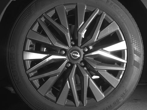 Used 2025 Nissan Altima 2.5 SV FWD image 12