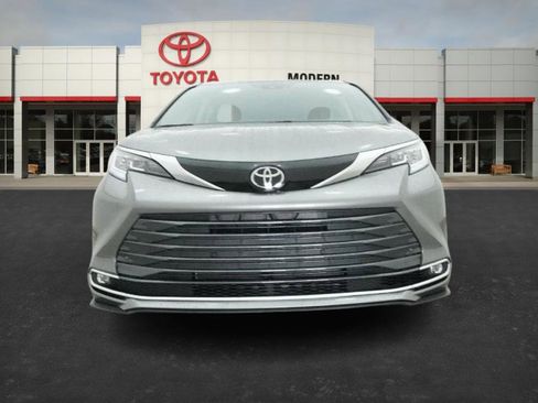 New 2026 Toyota Sienna Limited image 2