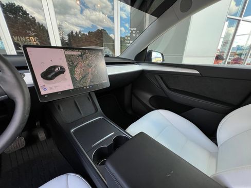 Used 2024 Tesla Model Y Long Range AWD/4WD image 17