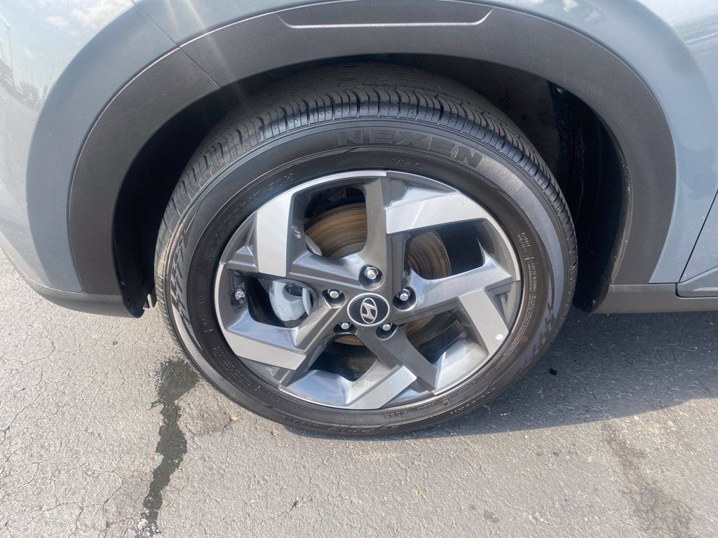 Used 2025 Hyundai Venue SEL FWD image 17