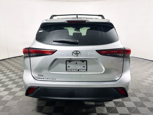 Used 2023 Toyota Highlander L FWD image 4
