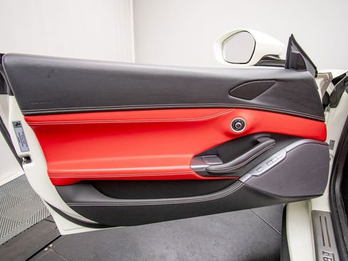 Used 2019 Ferrari Portofino RWD image 45