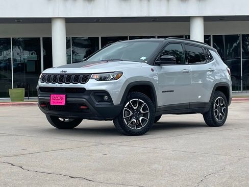 Used 2025 Jeep Compass Trailhawk AWD/4WD image 1
