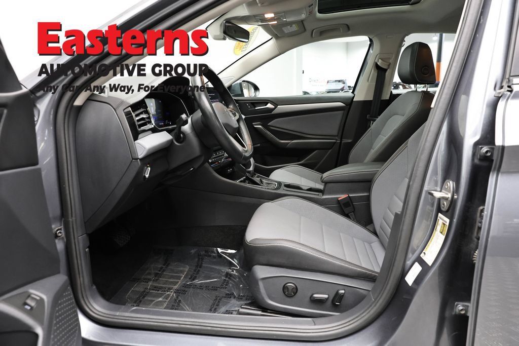 Used 2025 Volkswagen Jetta SE FWD image 14