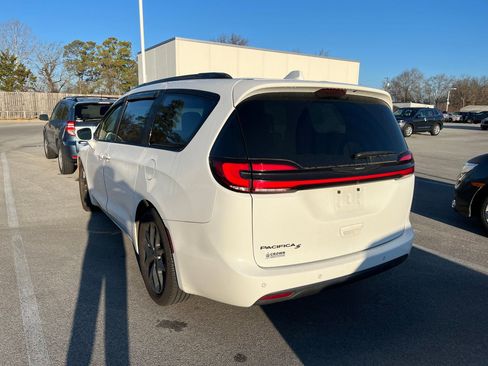 Used 2021 Chrysler Pacifica Touring-L w/ Uconnect Theater Family Group image 3