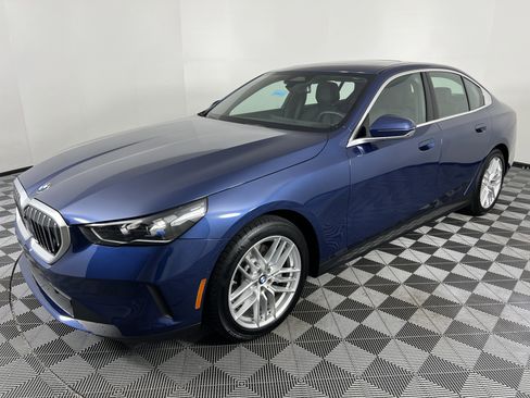 Used 2025 BMW 530i xDrive w/ Premium Package AWD/4WD image 8