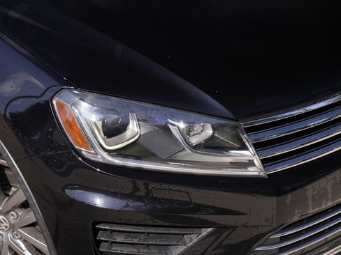 Used 2016 Volkswagen Touareg Sport AWD/4WD image 2