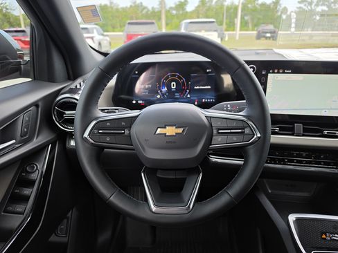 New 2026 Chevrolet Equinox LT w/ Convenience Package II FWD image 19