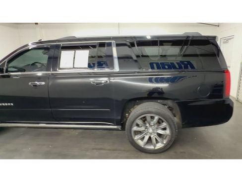 Used 2019 Chevrolet Suburban Premier RWD image 6
