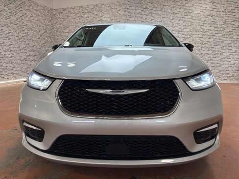 Used 2024 Chrysler Pacifica Touring-L image 2