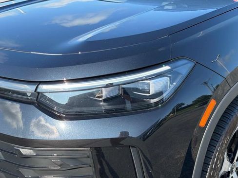 Used 2025 Volkswagen Tiguan SE AWD/4WD image 9