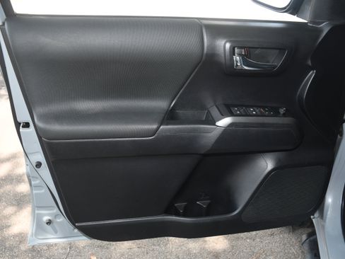 Used 2020 Toyota Tacoma TRD Sport AWD/4WD image 9
