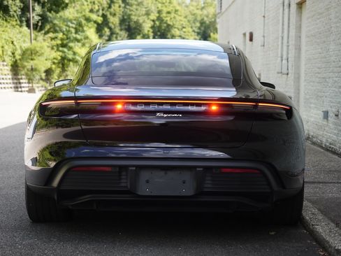 Used 2022 Porsche Taycan RWD image 6