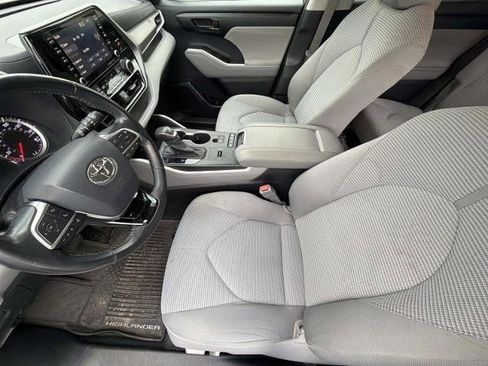 Used 2021 Toyota Highlander L image 30