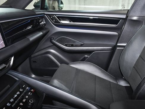 Used 2025 Porsche Macan 4 Electric image 44