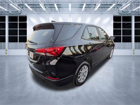 Used 2022 Chevrolet Equinox LS w/ LS Convenience Package image 4