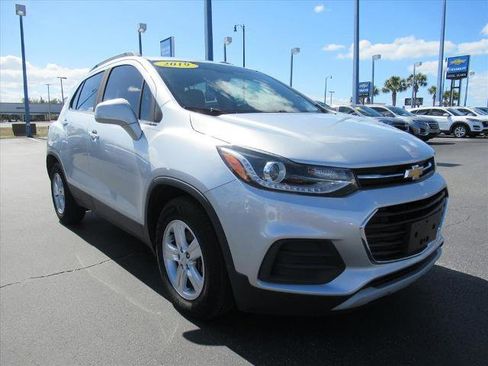 Used 2019 Chevrolet Trax LT w/ LT Convenience Package image 3