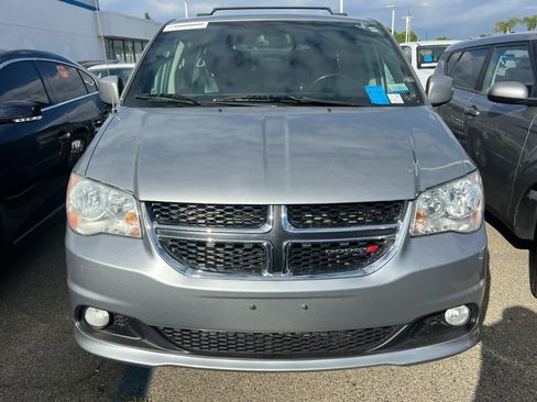 Used 2019 Dodge Grand Caravan SXT FWD image 2