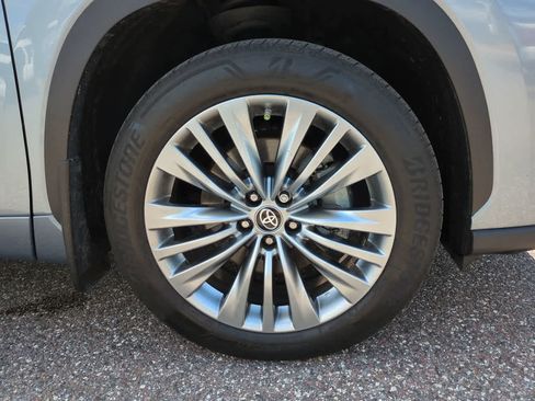 Certified 2024 Toyota Highlander Platinum AWD/4WD image 11