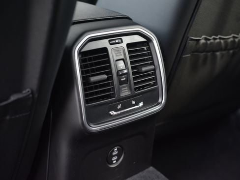 Certified 2022 Porsche Macan S AWD/4WD image 33