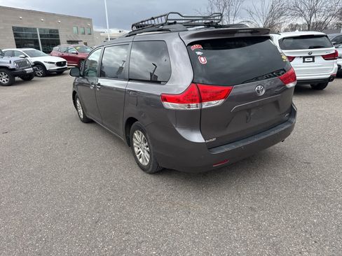 Used 2013 Toyota Sienna XLE w/ Entertainment Pkg image 7