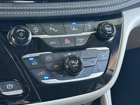 Certified 2023 Chrysler Pacifica Limited image 22