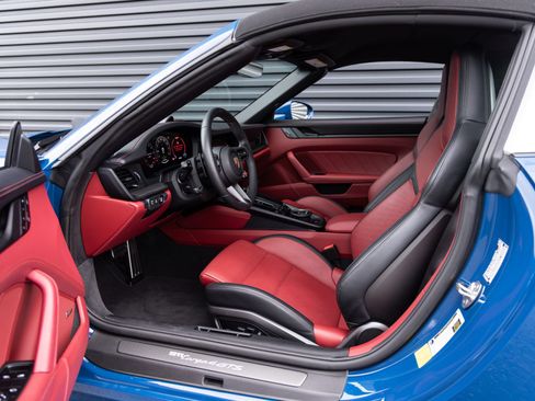 Certified 2025 Porsche 911 Targa 4 GTS AWD/4WD image 24