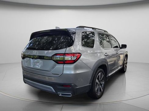 Used 2025 Honda Pilot Touring image 6